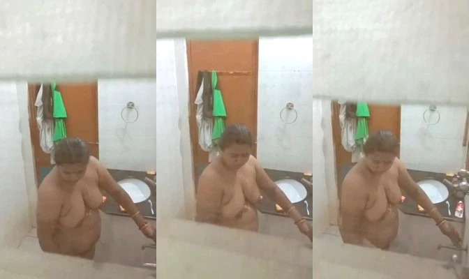 Desi Aunty Bathing Capture