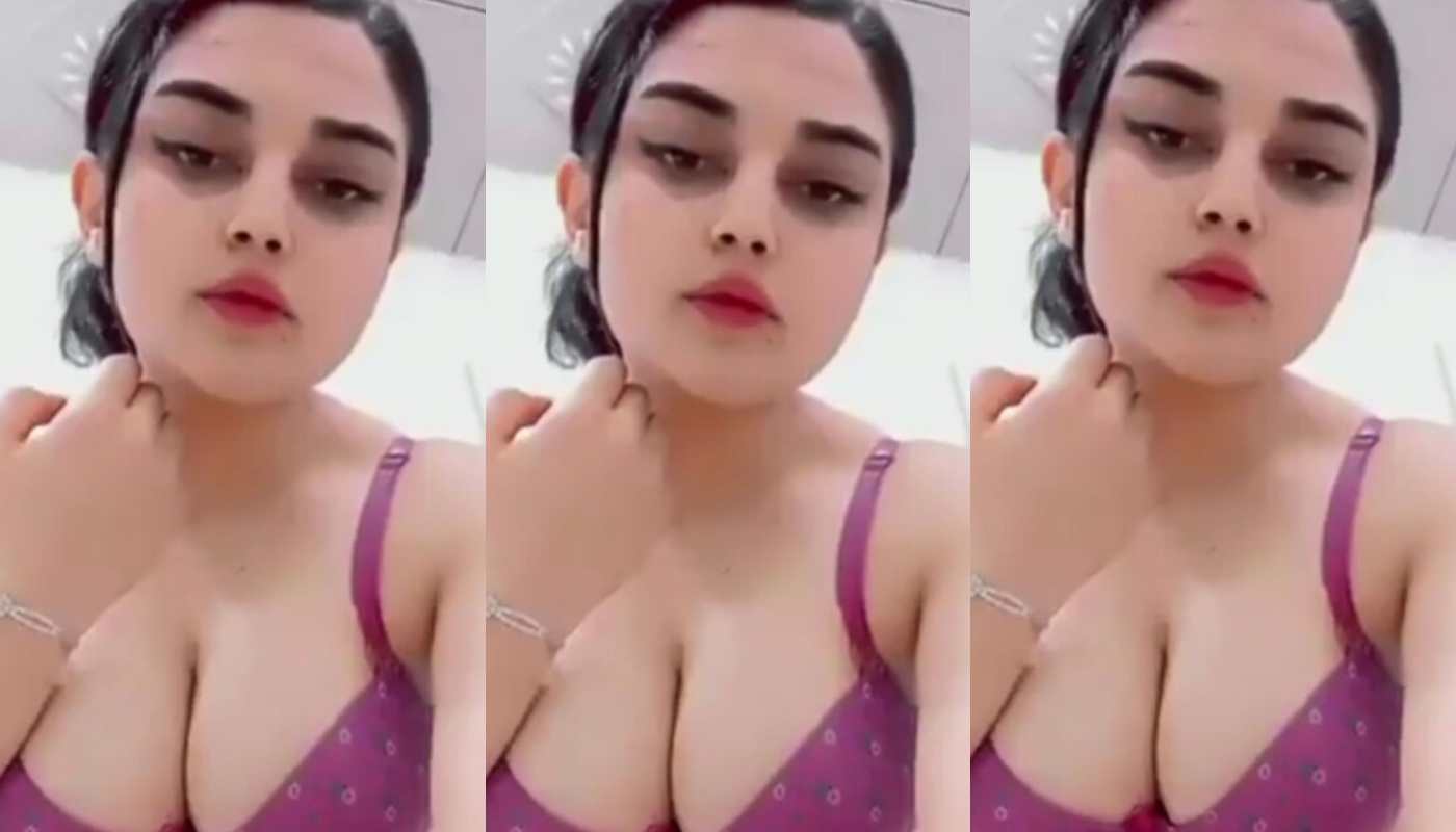 Desi Lady Showing Boobs and Pussy